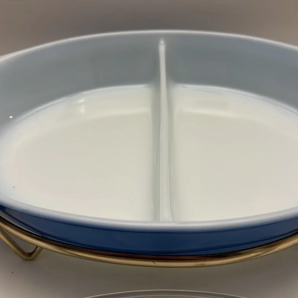Pyrex Blue Oval Divided 1 1/2 Quart Casserole Dish Gold Medallion Lid Holder